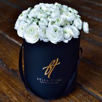  Белые ранункулюсы в коробке Royal