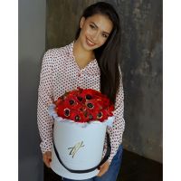 Красные анемоны в коробке Royal