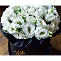 Белые эустомы в коробке Royal