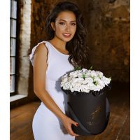 Белые эустомы в коробке Royal