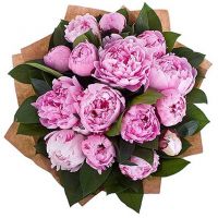 Букет из 13 пионов в крафте