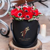 Новогодняя коробка с анемонами и лапником