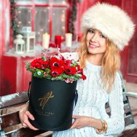 Новогодняя коробка с анемонами и лапником