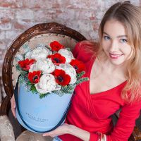 Новогодняя коробка с пионами и анемонами