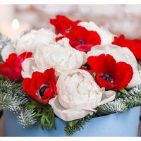 Новогодняя коробка с пионами и анемонами