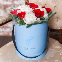 Новогодняя коробка с пионами и анемонами