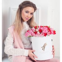 Розовые и красные тюльпаны в коробке Royal