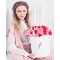 Розовые и красные тюльпаны в коробке Royal