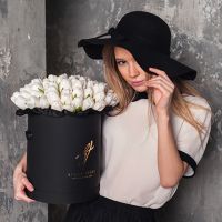 Белые тюльпаны в коробке Royal