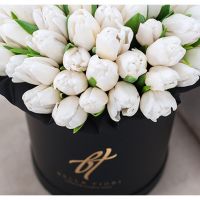 Белые тюльпаны в коробке Royal