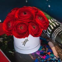 Красные ранункулюсы в коробке Baby