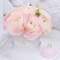 Нежно-розовые ранункулюсы в коробке Baby