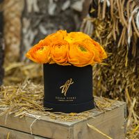 Оранжевые ранункулюсы в коробке Baby