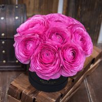 Розовые ранункулюсы в коробке Baby