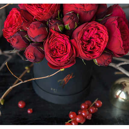 Пионовидные розы «Ред Пиано» в коробке Baby