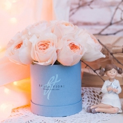 Персиковые пионовидные розы «Джульет» в коробке Baby