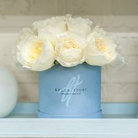 Белые душистые пионовидные розы в коробке Baby