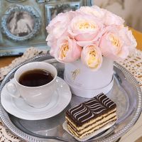 Нежно-розовые пионовидные розы  в коробке Baby