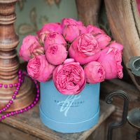 Розовые пионовидные розы в коробке Baby