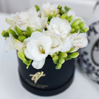 Белые ароматные фрезии в коробке Baby