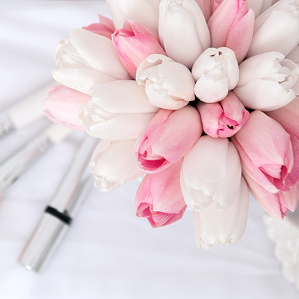 Белые и розовые тюльпаны в коробке Baby