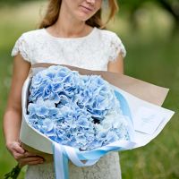 5 голубых гортензий с оформлением