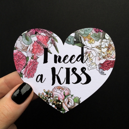 Открытка-сердце «I need a kiss»