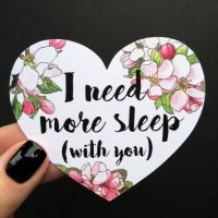 Открытка-сердце «I need more sleep»