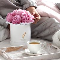 Розовые пионы в белой коробке Small