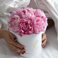 Розовые пионы в белой коробке Small