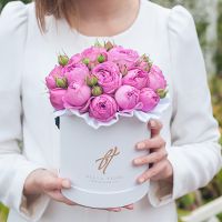 Пионовидные розы «Мисти бабблс» в белой коробке Small