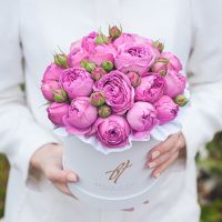 Пионовидные розы «Мисти бабблс» в белой коробке Small