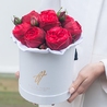 Пионовидные розы «Ред пиано» в белой коробке Small