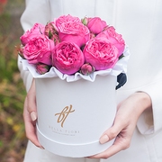 Пионовидные розы «Пинк пиано» в белой коробке Small