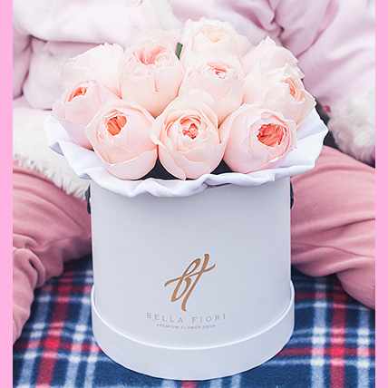 Пионовидные розы Остина «Джульет» в белой коробке Small