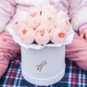 Пионовидные розы Остина «Джульет» в белой коробке Small