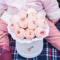 Пионовидные розы Остина «Джульет» в белой коробке Small