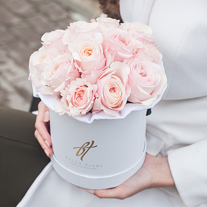 Пионовидные розы Остина «Кейра» в белой коробке Small