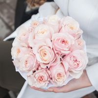 Пионовидные розы Остина «Кейра» в белой коробке Small