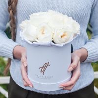 Душистые пионовидные розы Остина «Пейшнс» в белой коробке Small
