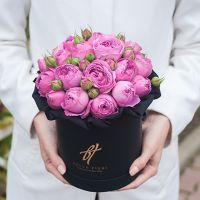 Пионовидные розы «Мисти бабблс» в черной коробке Small