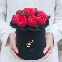Пионовидные розы «Ред пиано» в черной коробке Small
