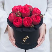Пионовидные розы «Ред пиано» в черной коробке Small