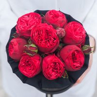 Пионовидные розы «Ред пиано» в черной коробке Small