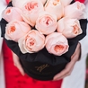 Пионовидные розы Остина «Джульет» в черной коробке Small