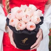 Пионовидные розы Остина «Джульет» в черной коробке Small