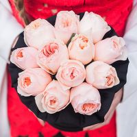 Пионовидные розы Остина «Джульет» в черной коробке Small