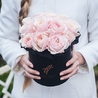 Пионовидные розы Остина «Кейра» в черной коробке Small