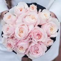 Пионовидные розы Остина «Кейра» в черной коробке Small