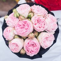 Пионовидные розы «Брайдл пиано» в черной коробке Small